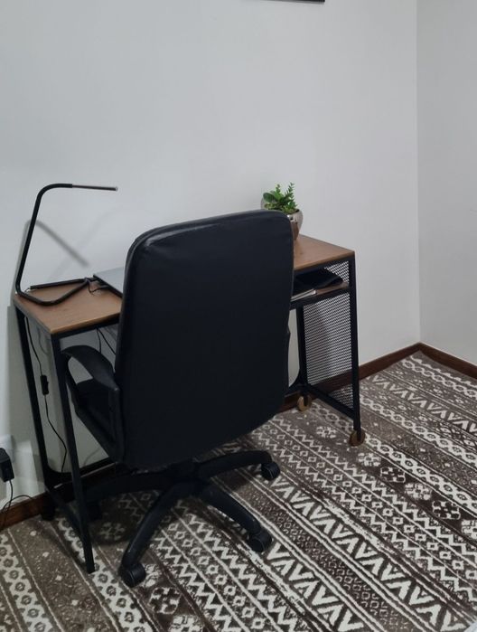 Secretaria e cadeira de escritório