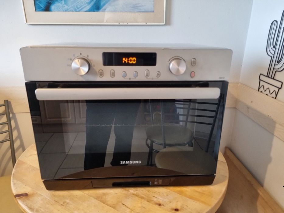Piekarnik parowo -mikrofalowy firmy Samsung.