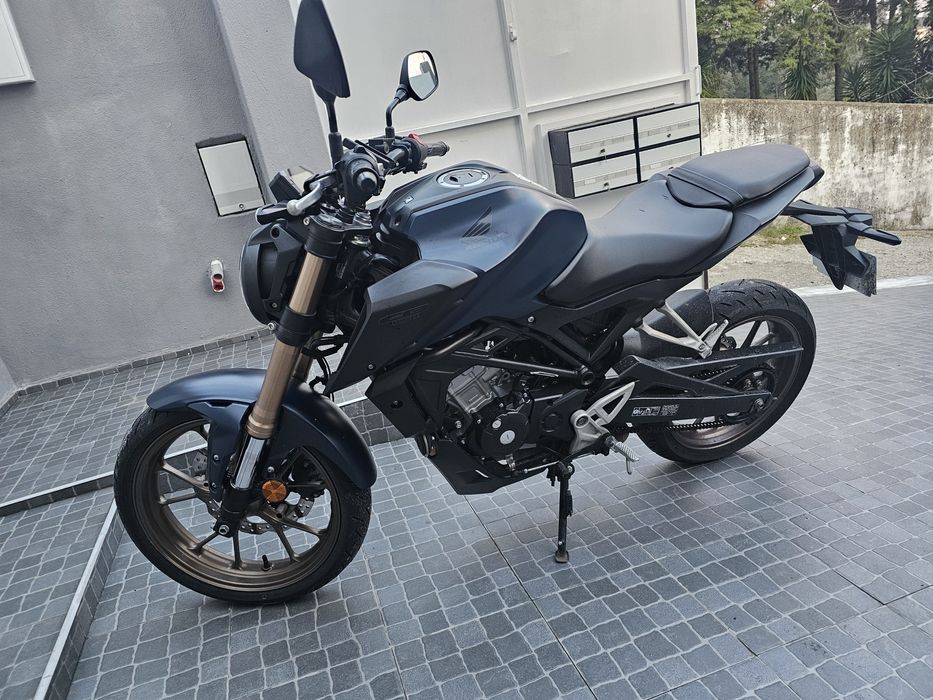 Vendo cb125r 2023 com 13 mil km. Ou troco por carro ou mota