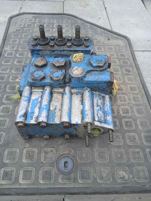 Продам трохсеційний розпределітель