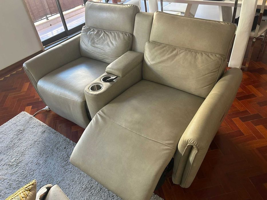 Sofá de 2 lugares Bege – Eléctrico com USB