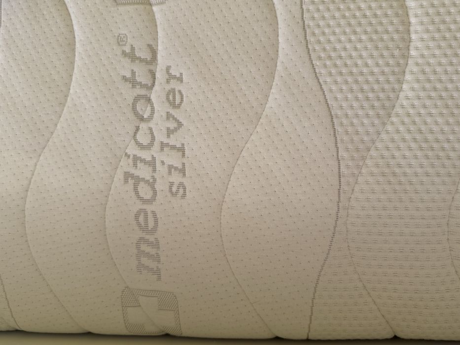 Łóżko SLAKT z materacem Sola i pokrowcem Medicott Silver