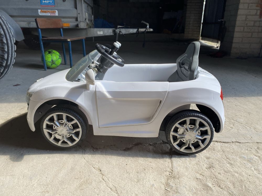 Samochodzik na akumulator dla dziecka "Audi R8 Spyder"