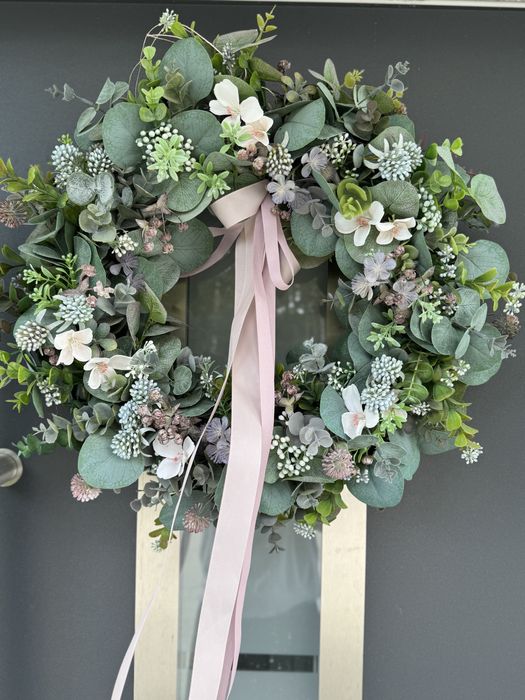 Ozdobny wianek na drzwi