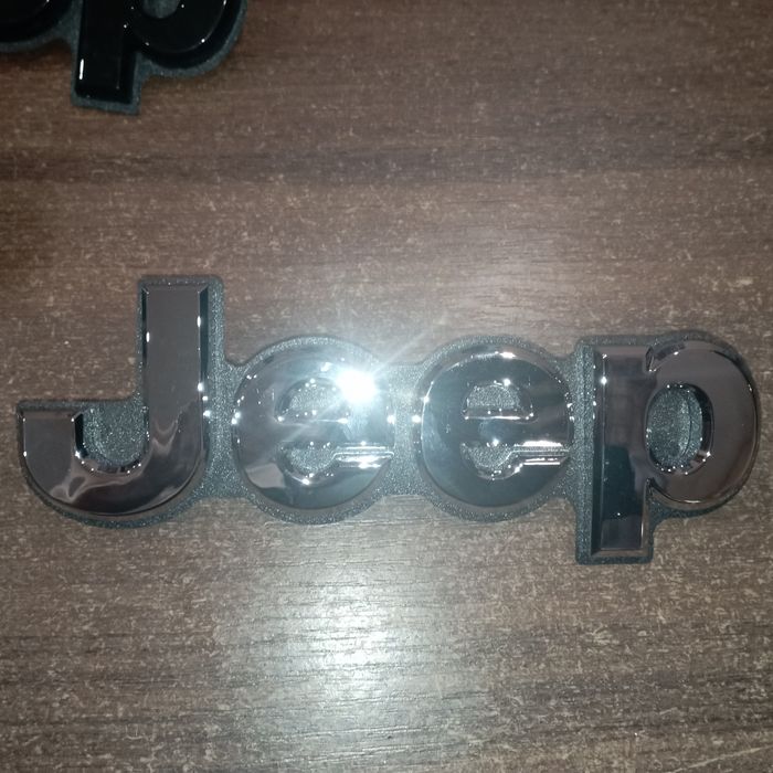 Емблема кришки багажника Jeep Grand Cherokee WK2