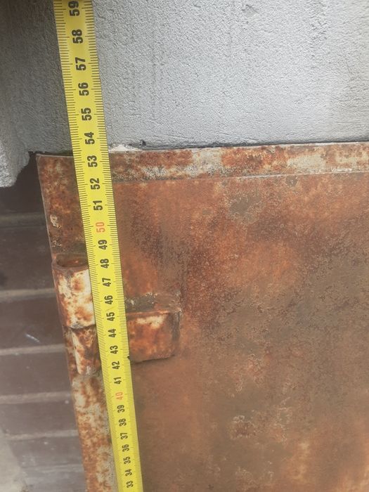 Кришка люка осталась после стройки