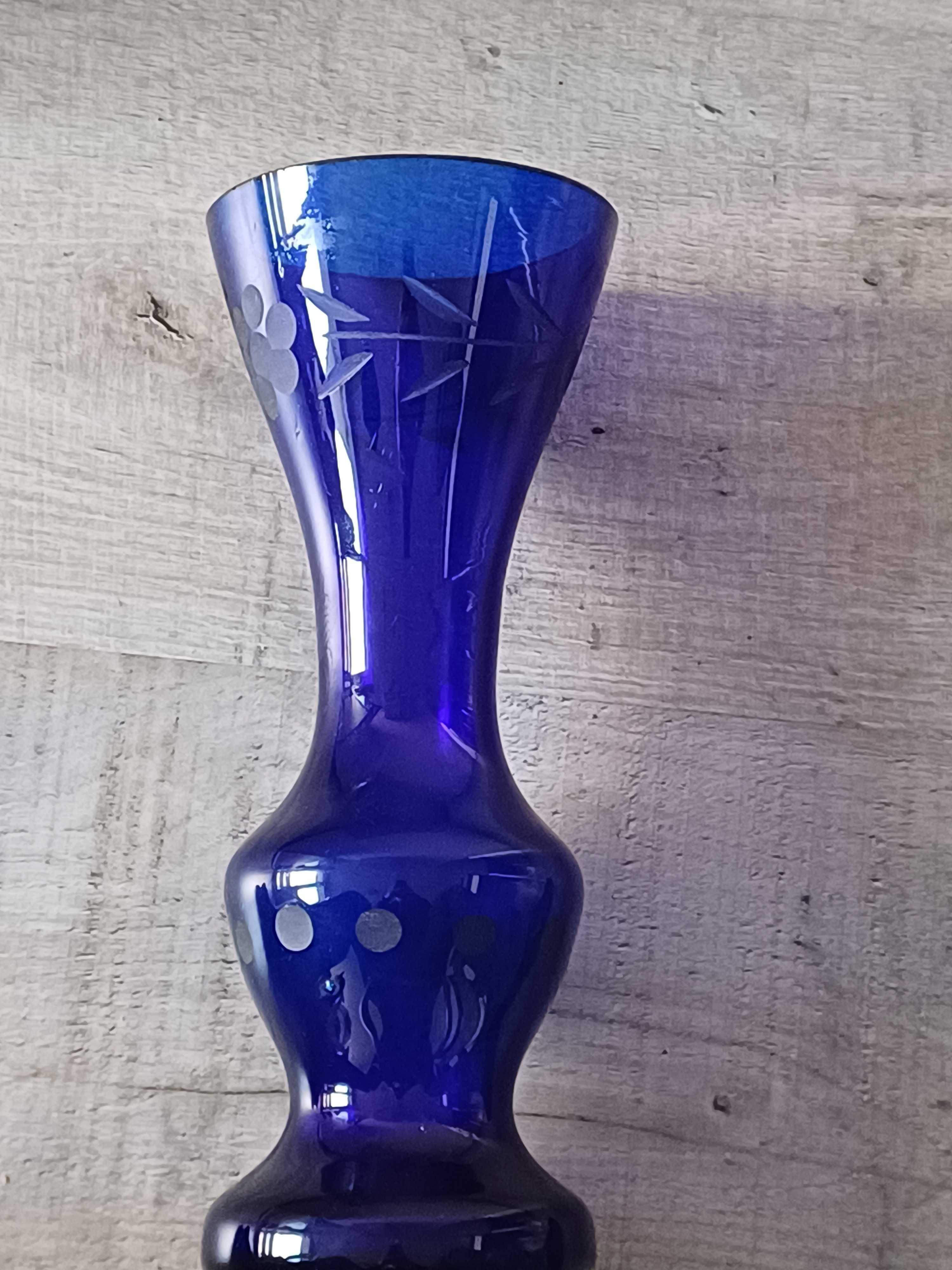 Niebieski wazon z wzorem