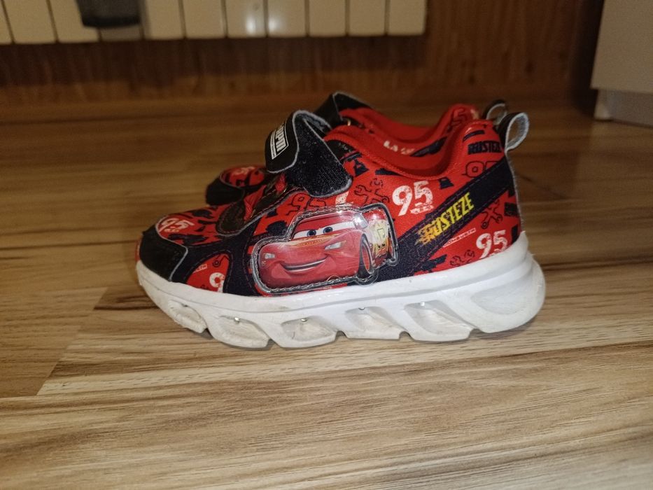Świecące buty chłopięce