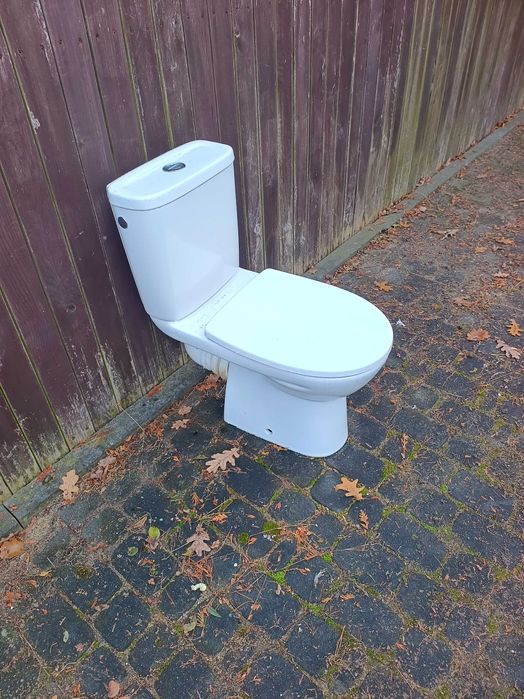 Toaleta wolnostojąca, po demontażu, stan dobry