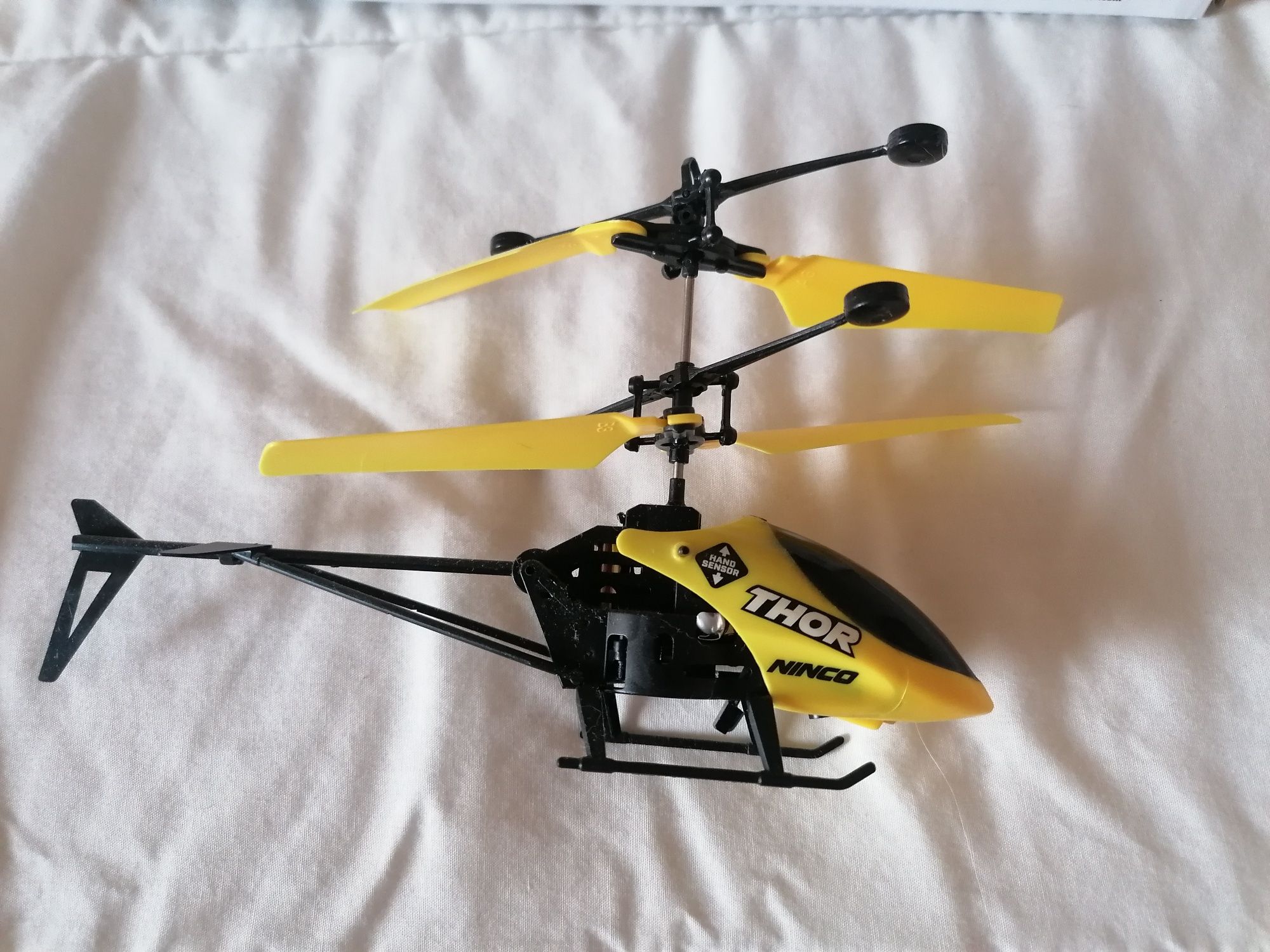 Helicóptero controlado com a mão