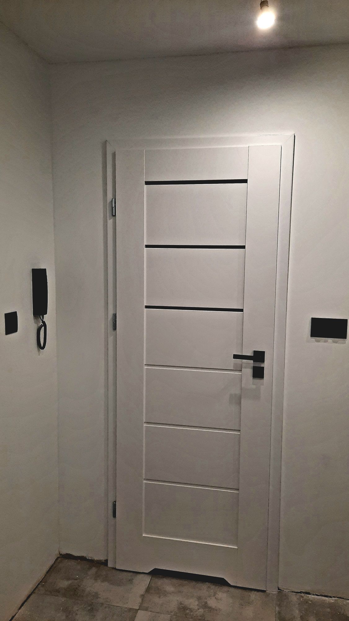 Nowe białe drzwi łazienkowe 70 lewe