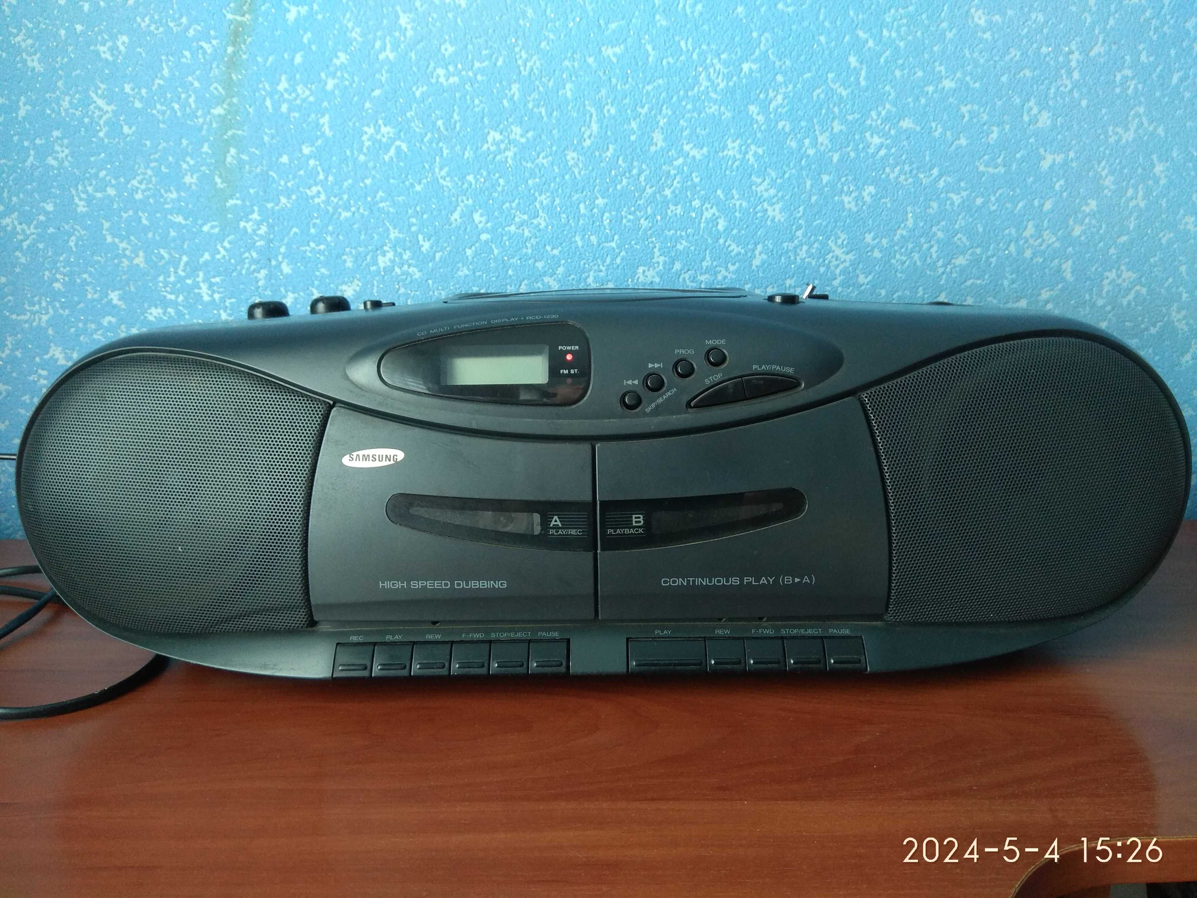 Переносной проигрыватель CD дисков. Кассетный магнитофон и  FM радио.