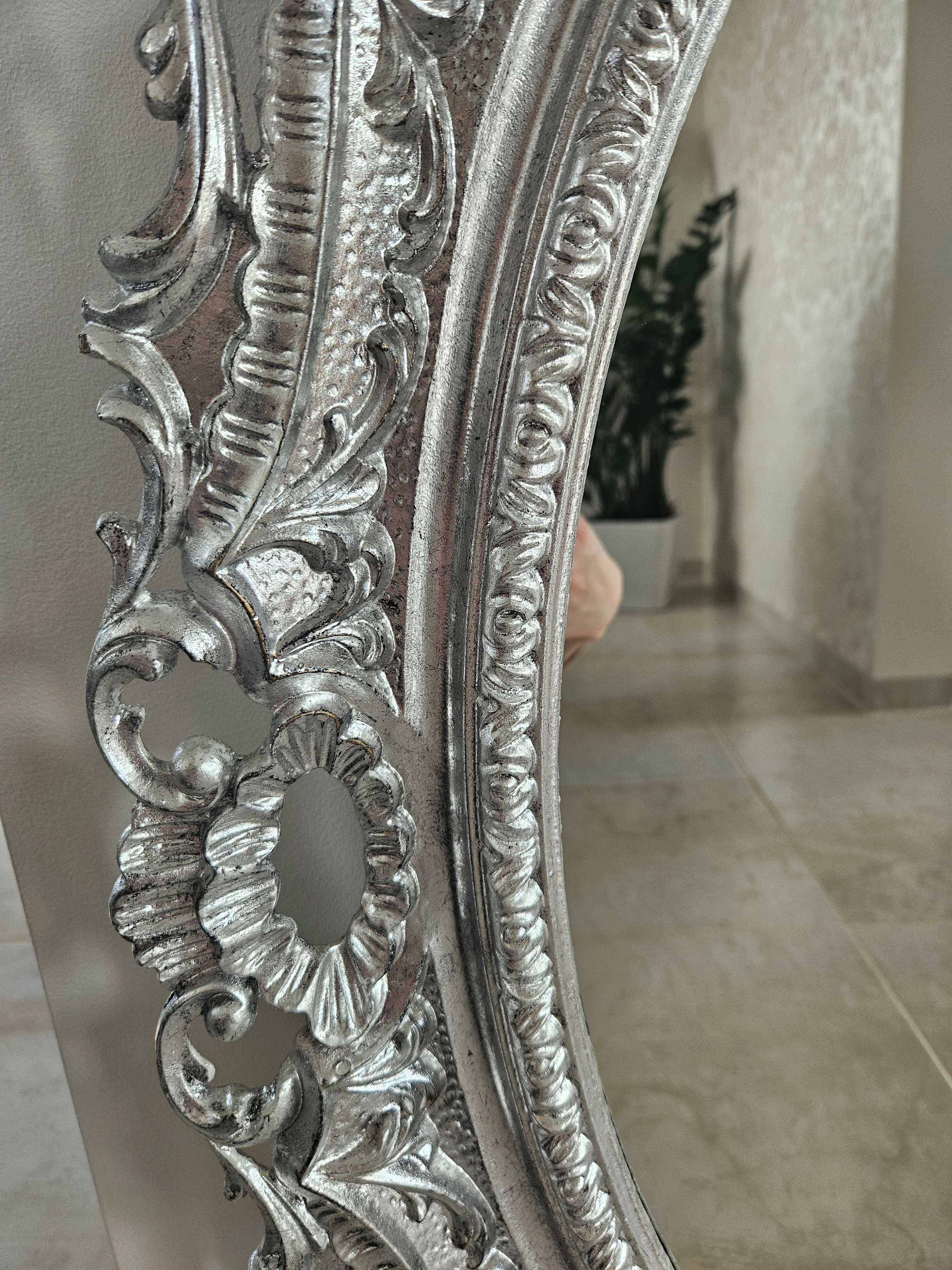 Lusto owalne w srebrnej ramie. 90×70
