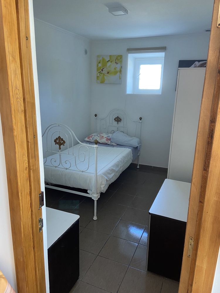 Quarto aluga-se.