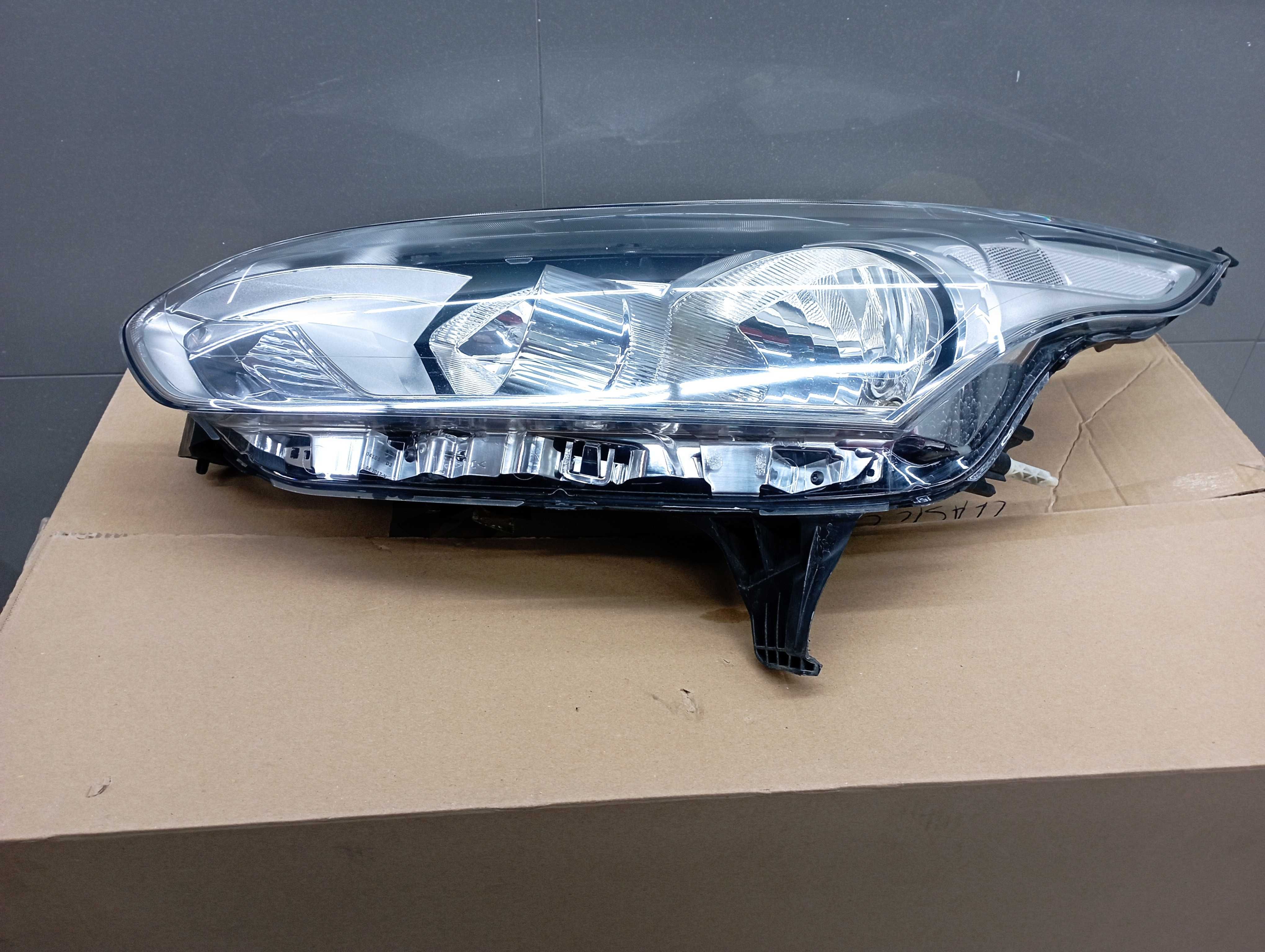 Reflektor/lampa lewy przód/lewa przednia Ford Tourneo Connect 13-18