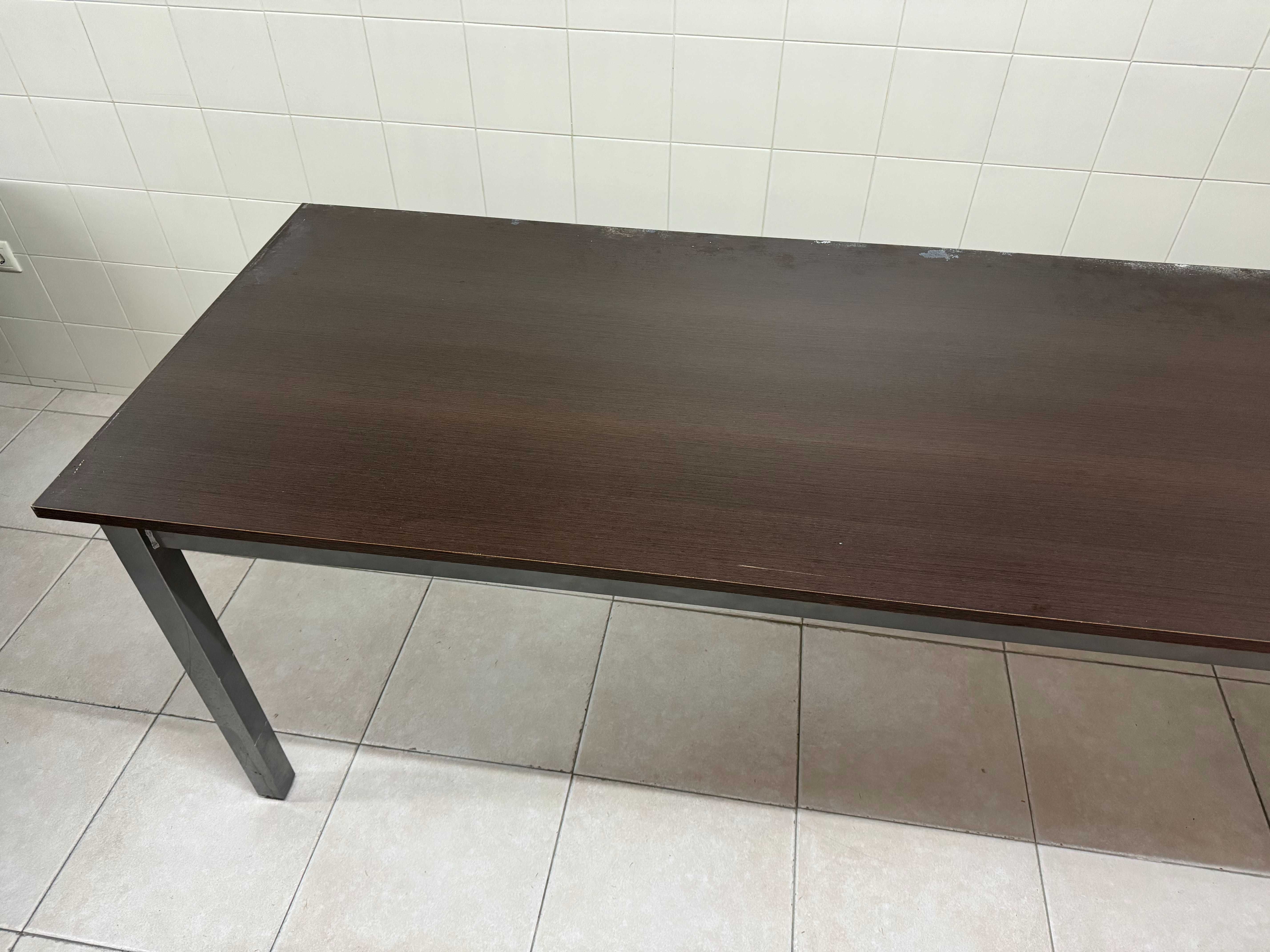 Mesa com Armação em Ferro Lacado Cinza e Tampo em Madeira (MDF)