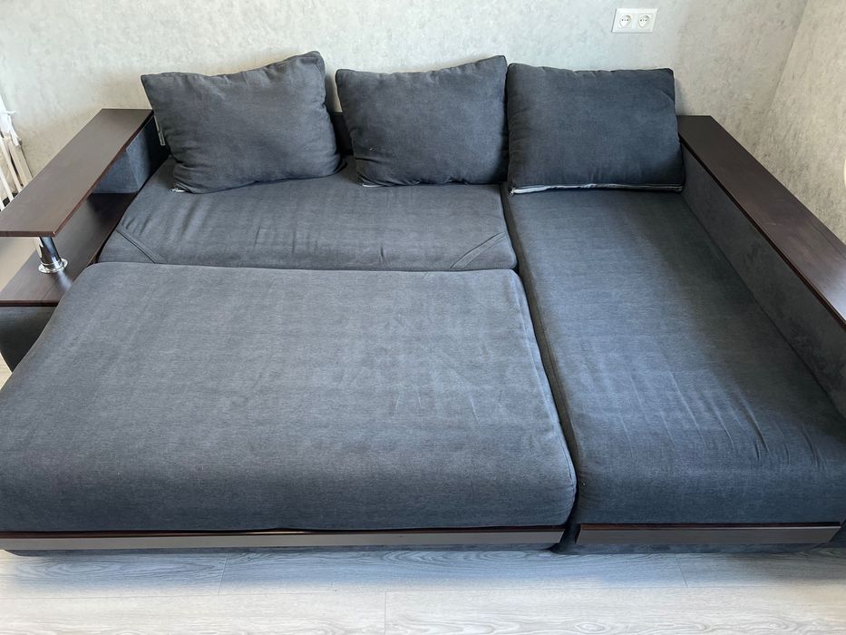 Кутовий диван у гарному стані з нішами для зберігання