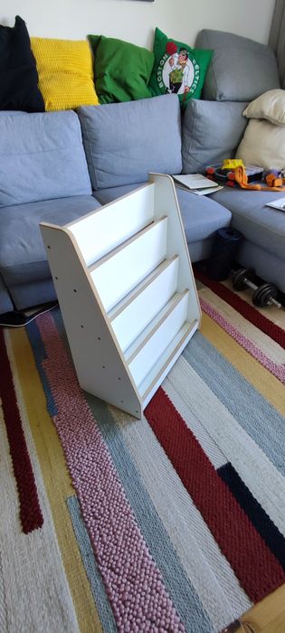 Regał na książki dla dziecka montessori