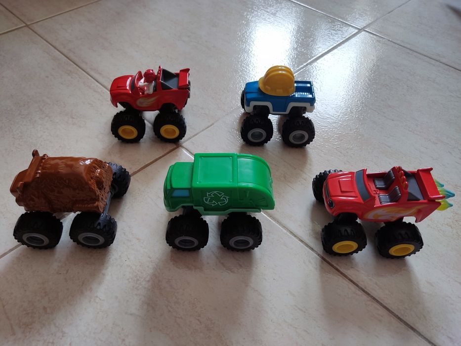 Carros da coleção Blaze e os Monster Machines