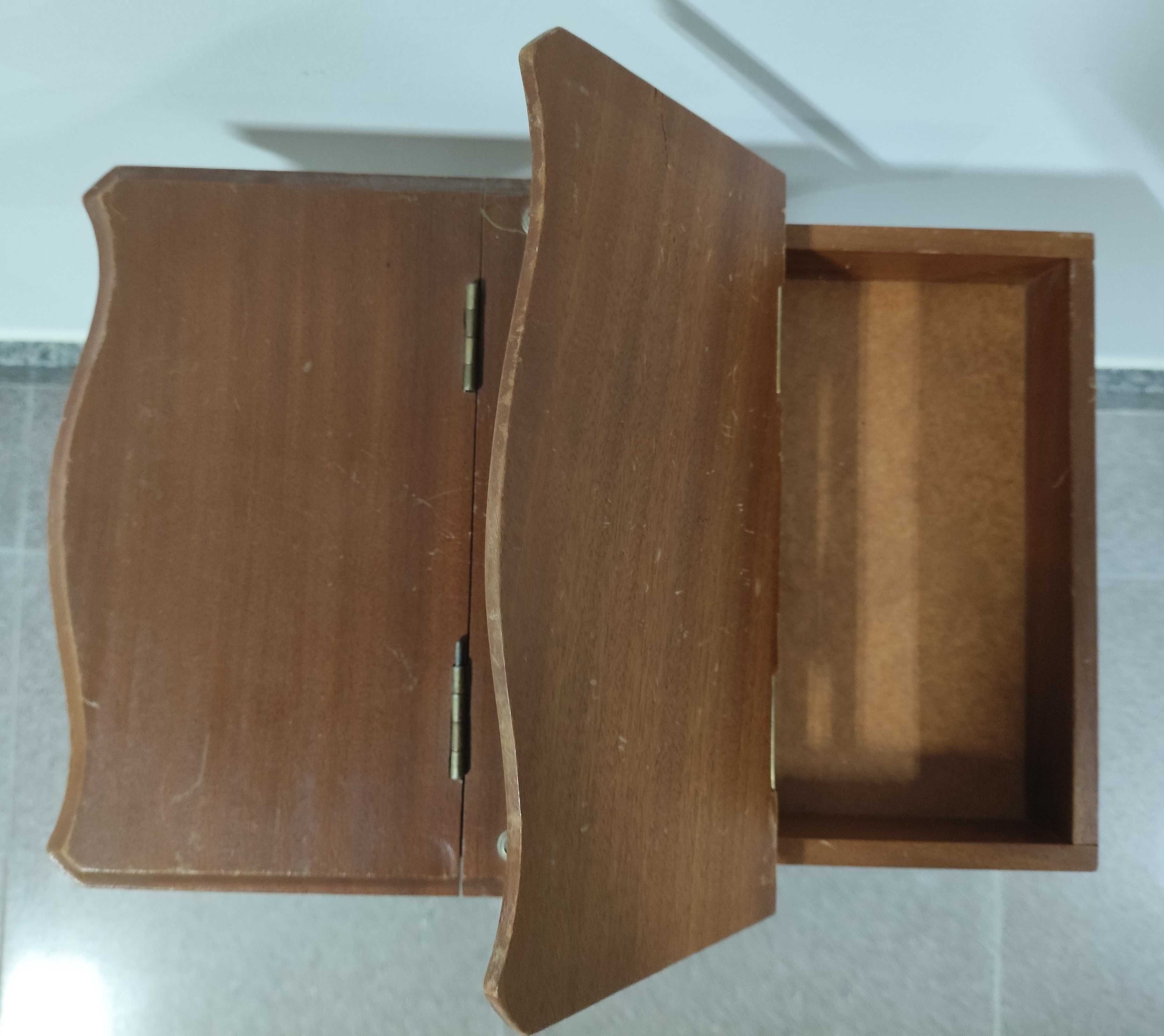 Pequena mesa caixa de costura