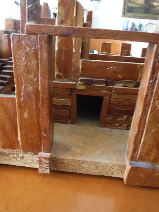 Castelo rústico em madeira para brincar