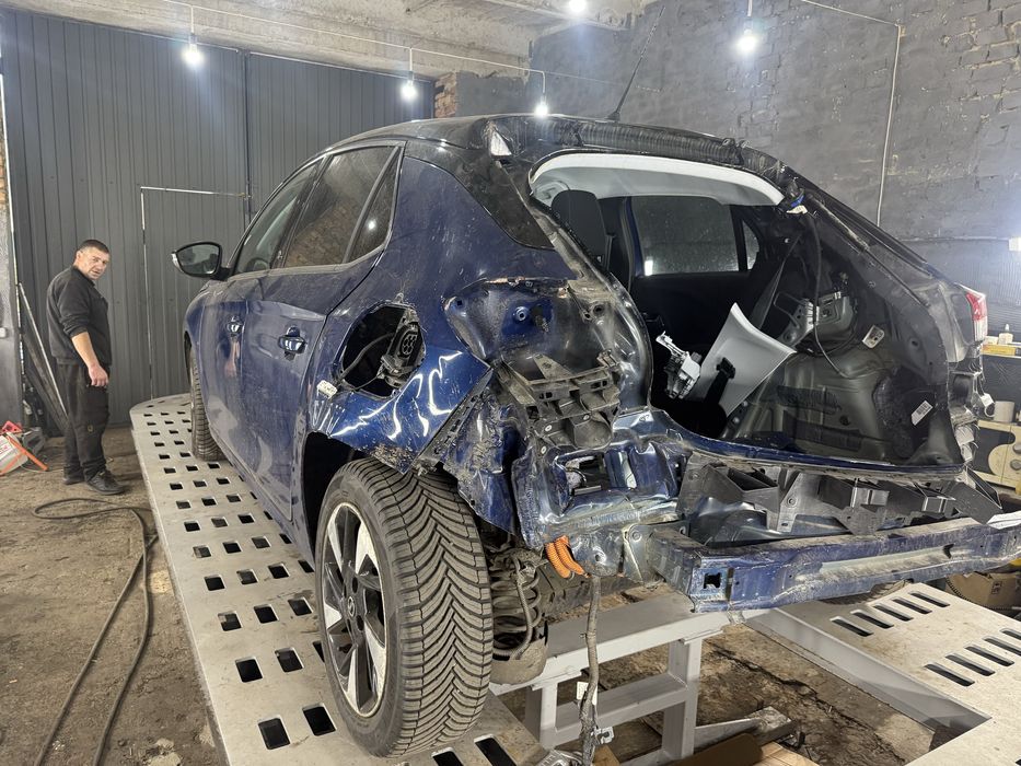 Рихтування авто на стапелі.