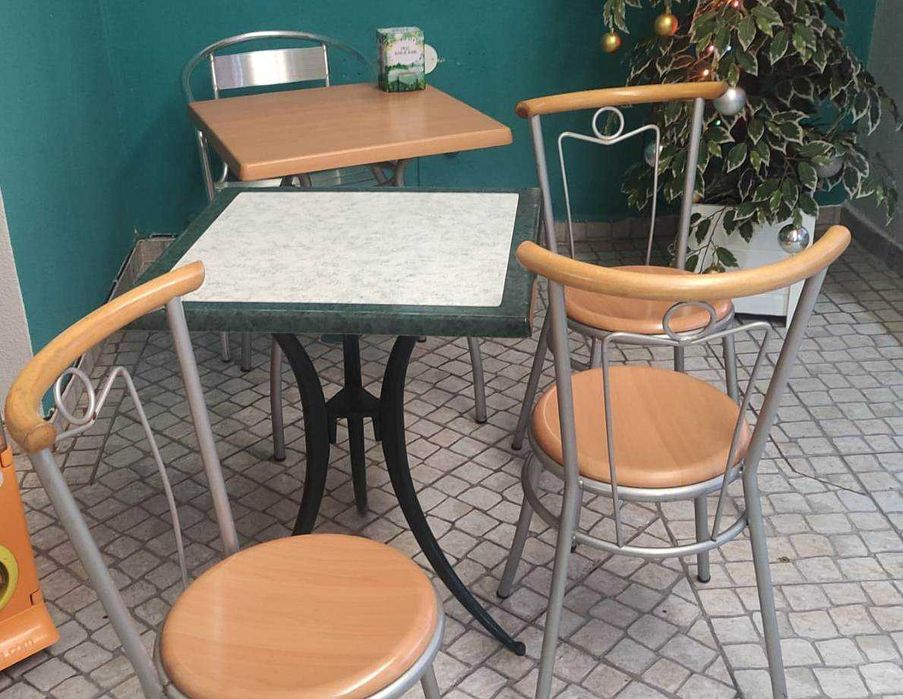 Mesas e cadeiras para café