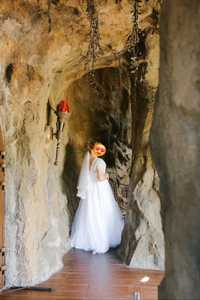 Весільна  сукня , з атласним корсетом , вишивка з переливами розмір 50