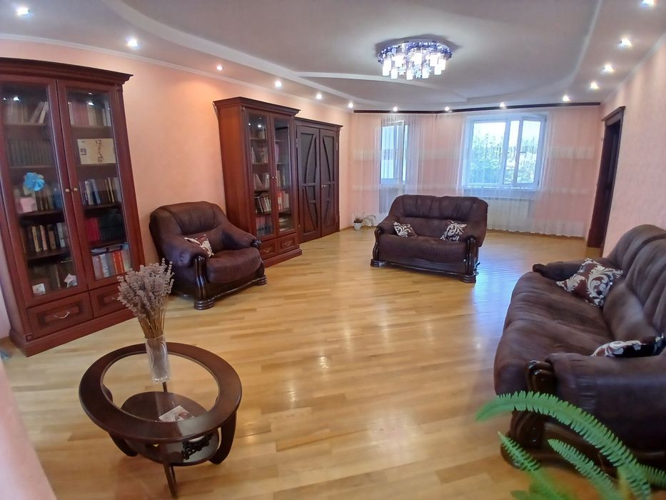 Продам 4 кім. квартиру в центрі