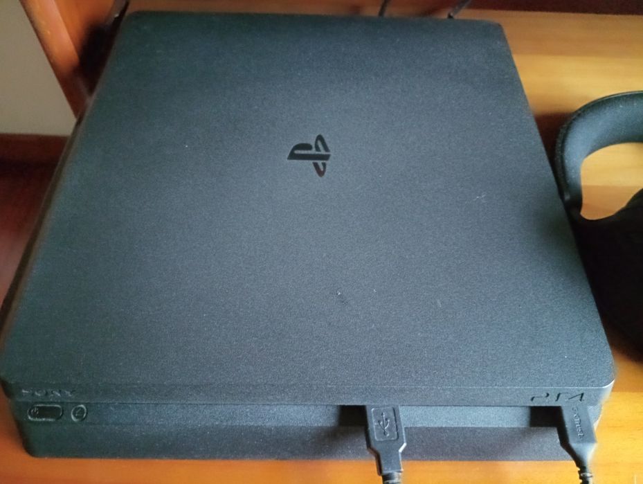 Ps4 slim + auscultadores e comando com carregador e + 4 jogos