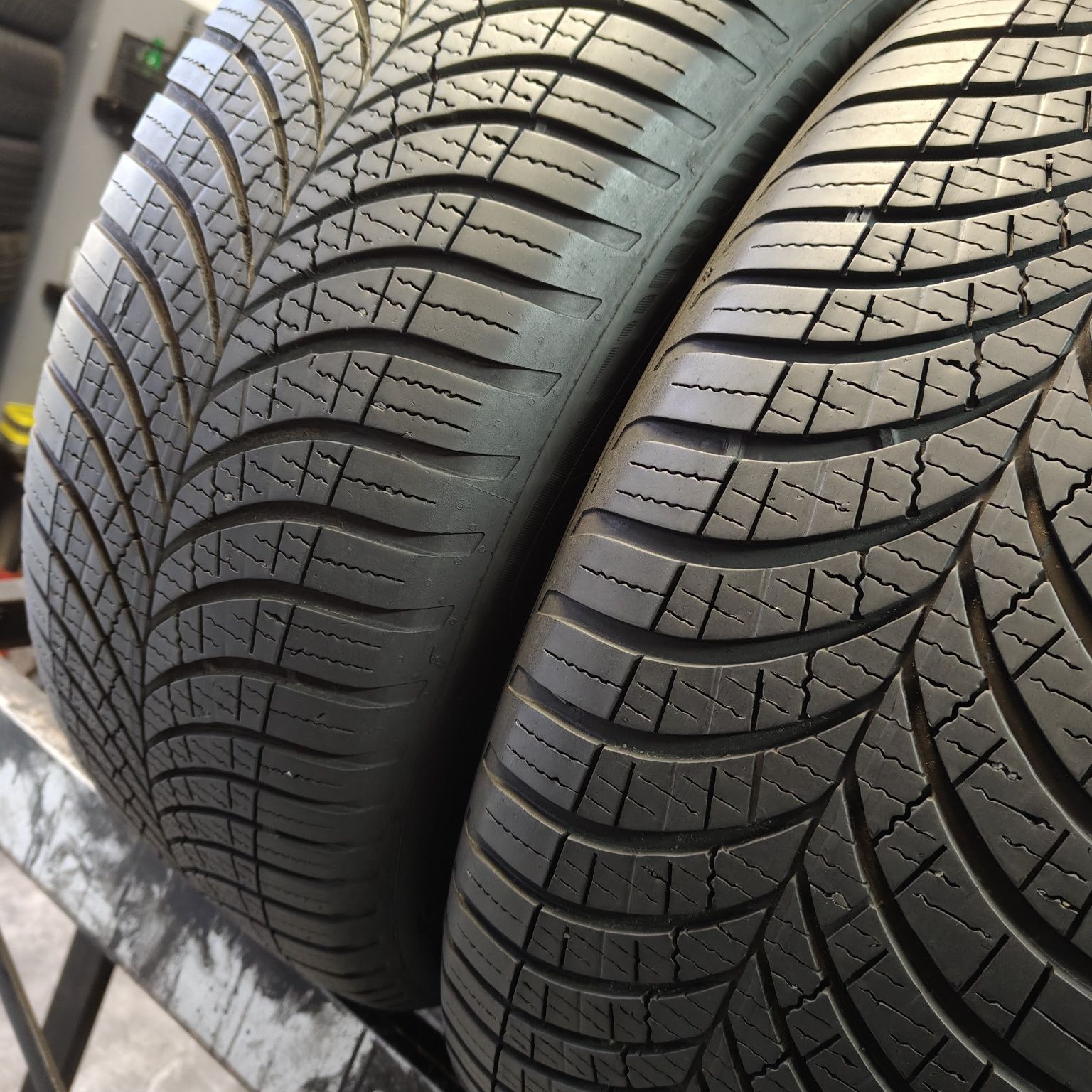 235/55/19 XL Sprzedam parę opon całorocznych Goodyear