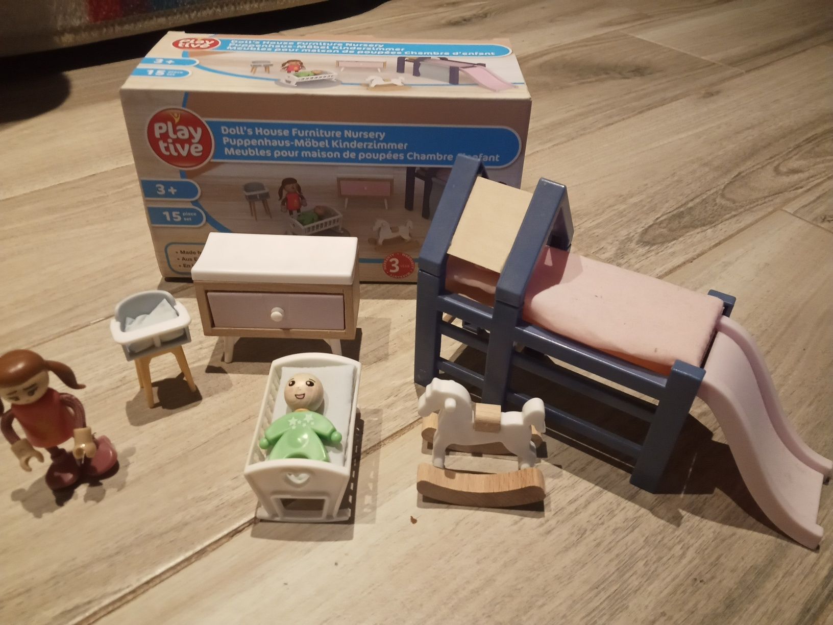 Domek dla lalek wraz z 3 zestawami Playtive
