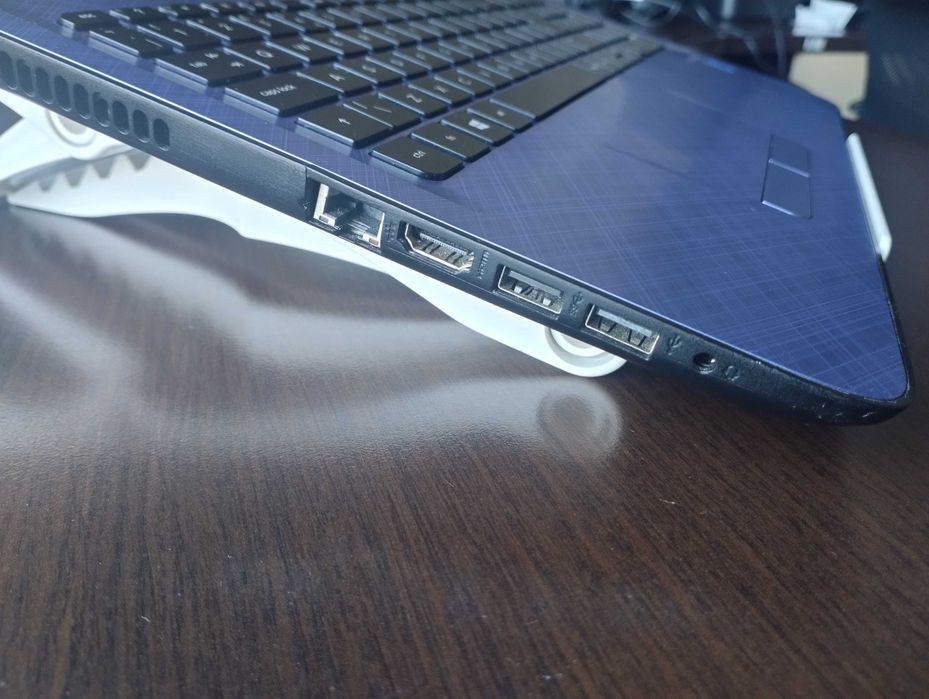 Laptop HP ze sprawną baterią, 8 GB RAM, dysk SSD, Win 10