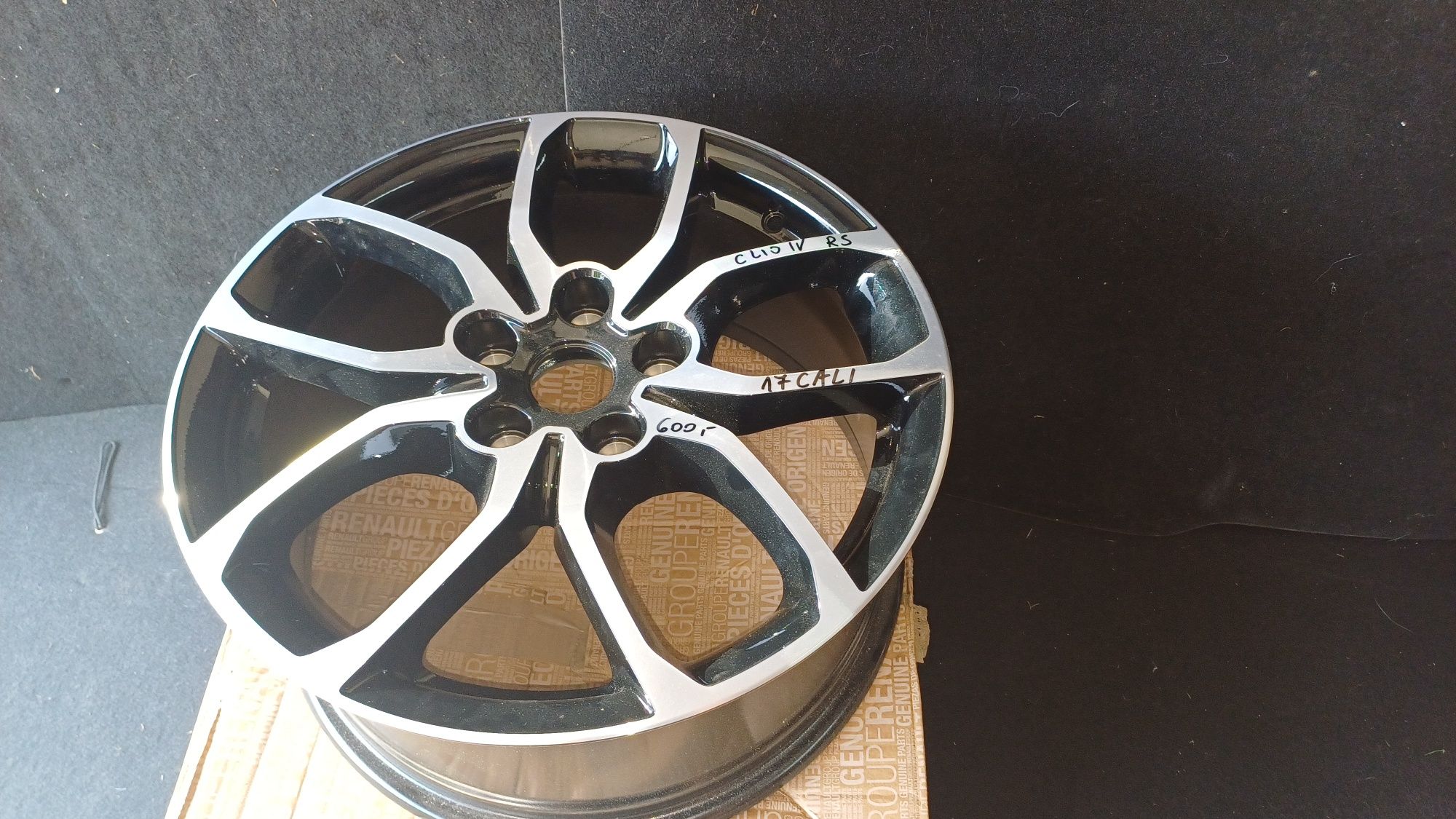 Felga aluminiowa czarna clio lV Rs 17 cali