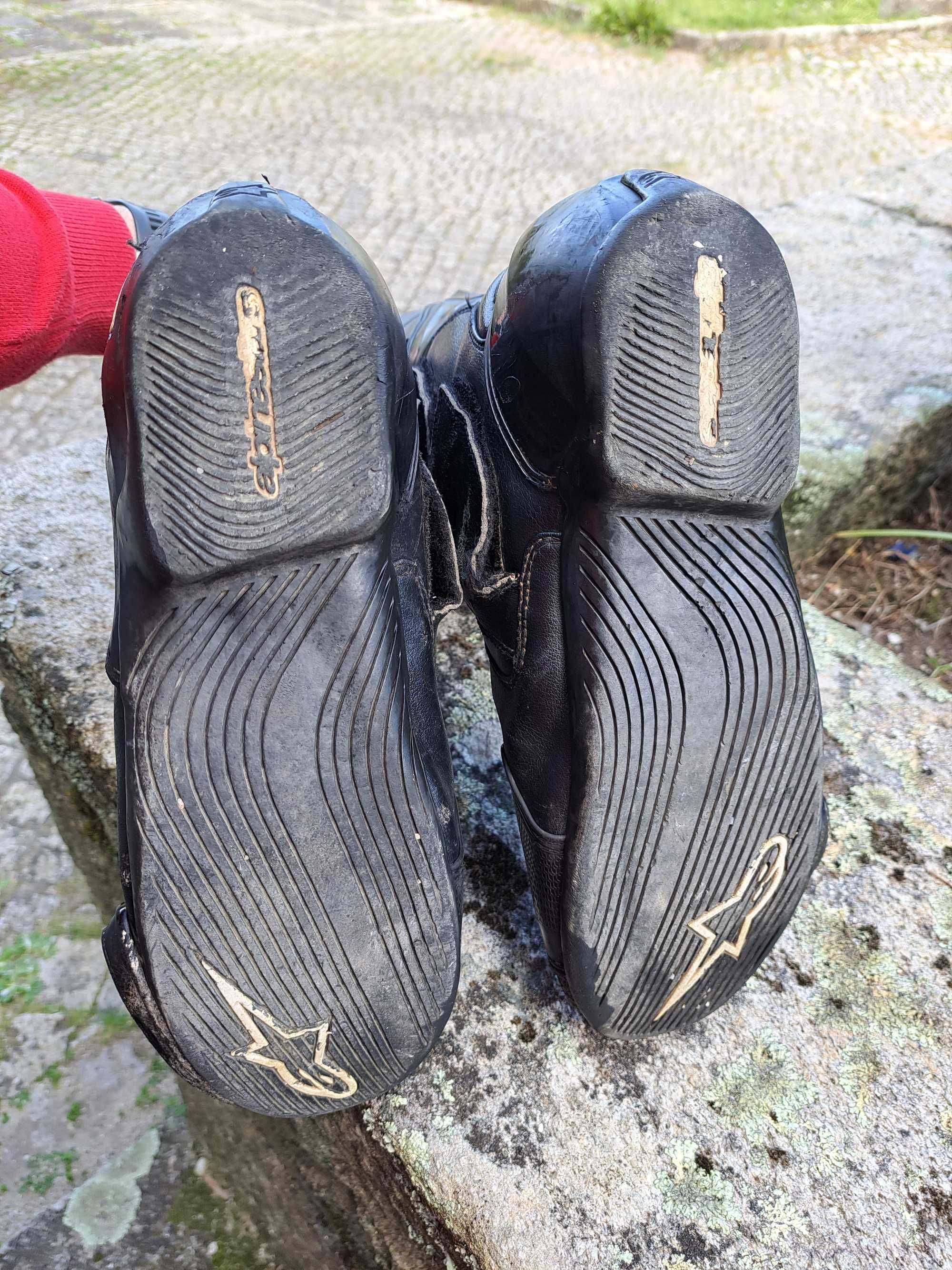 Botas AlpineStars, casaco Spidi e capacete AGV
