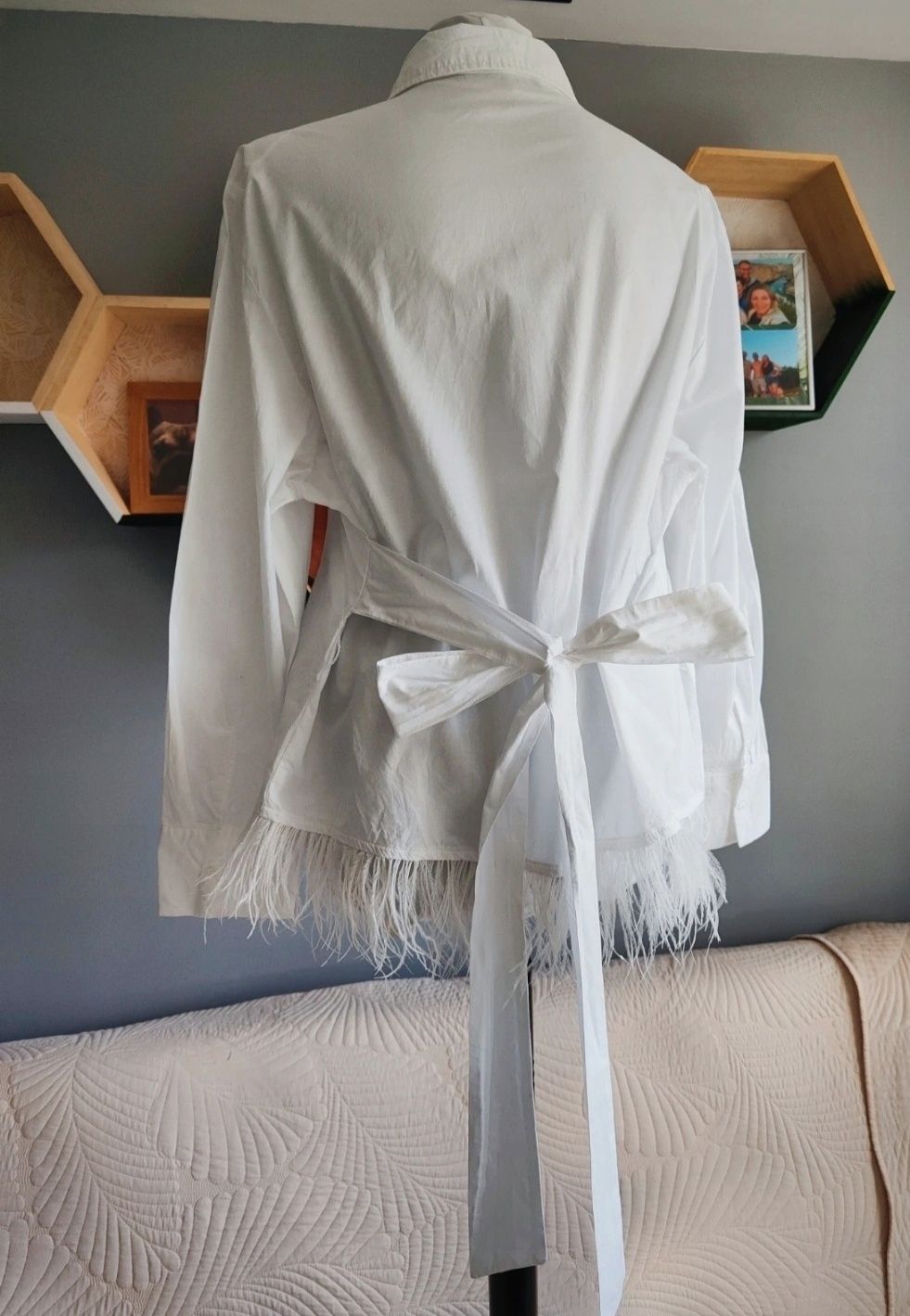 Koszula wiązana zdobiona piórami pióra elegancka casual