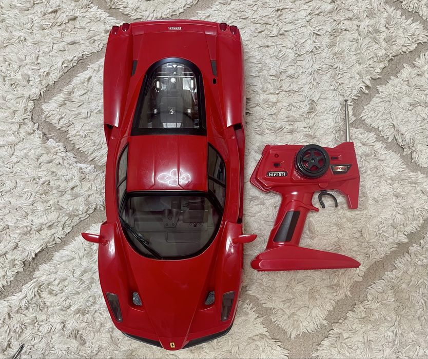 Машинка на радіоуправлінні Ferrari
