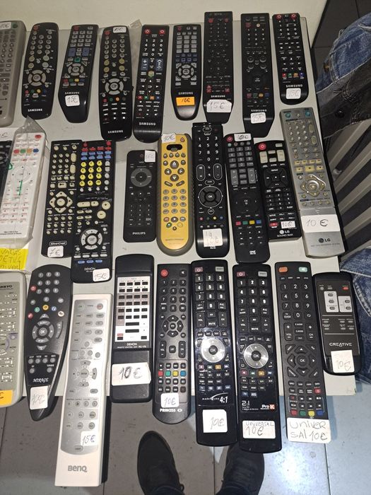 Vendo várias marcas de comandos para tv . Hifi áudio,  dvds .