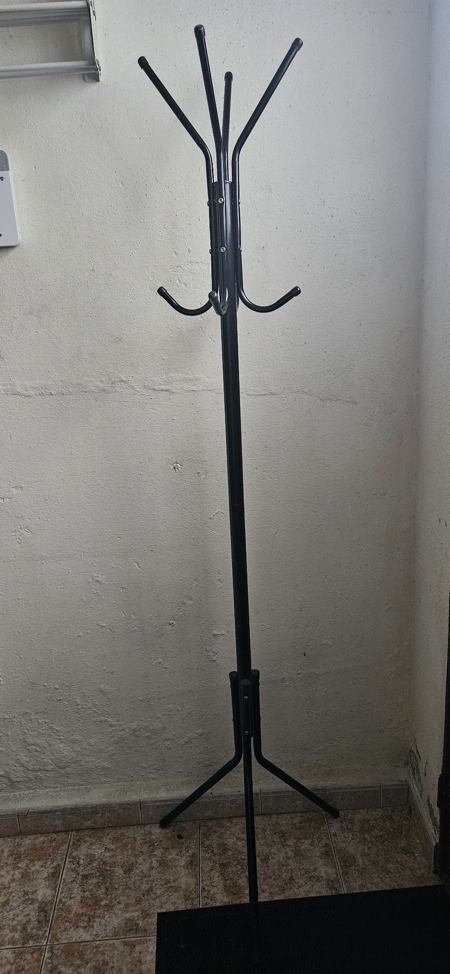 Cabide de pé em preto