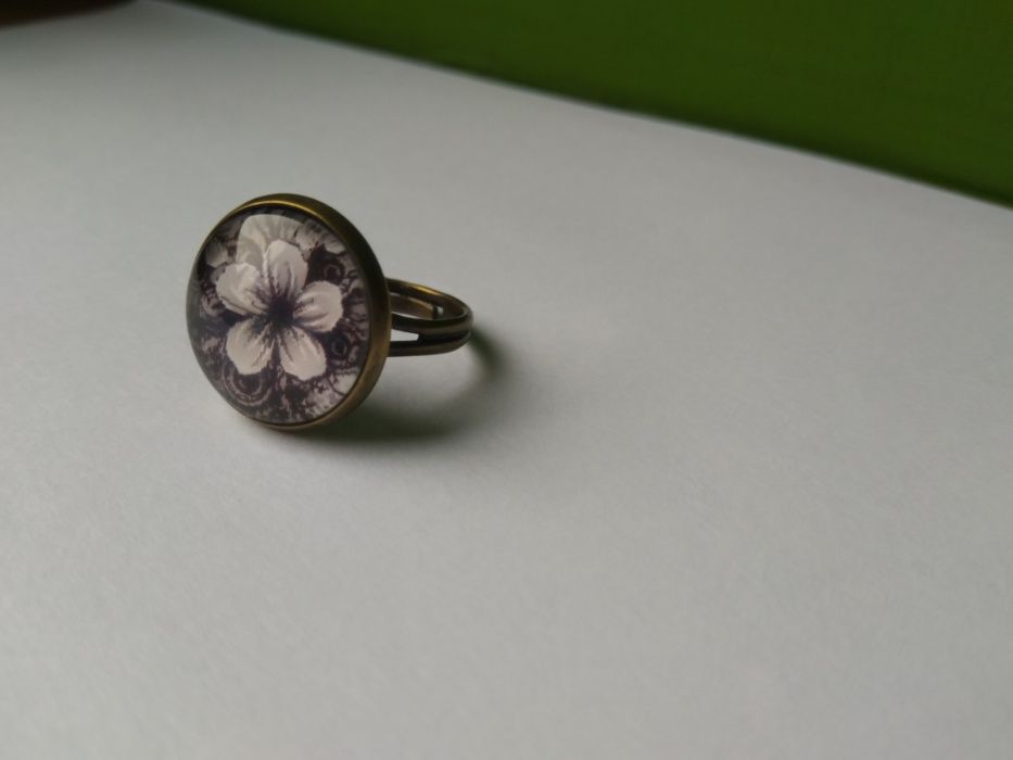 pierścionek z romantycznym kwiatkiem