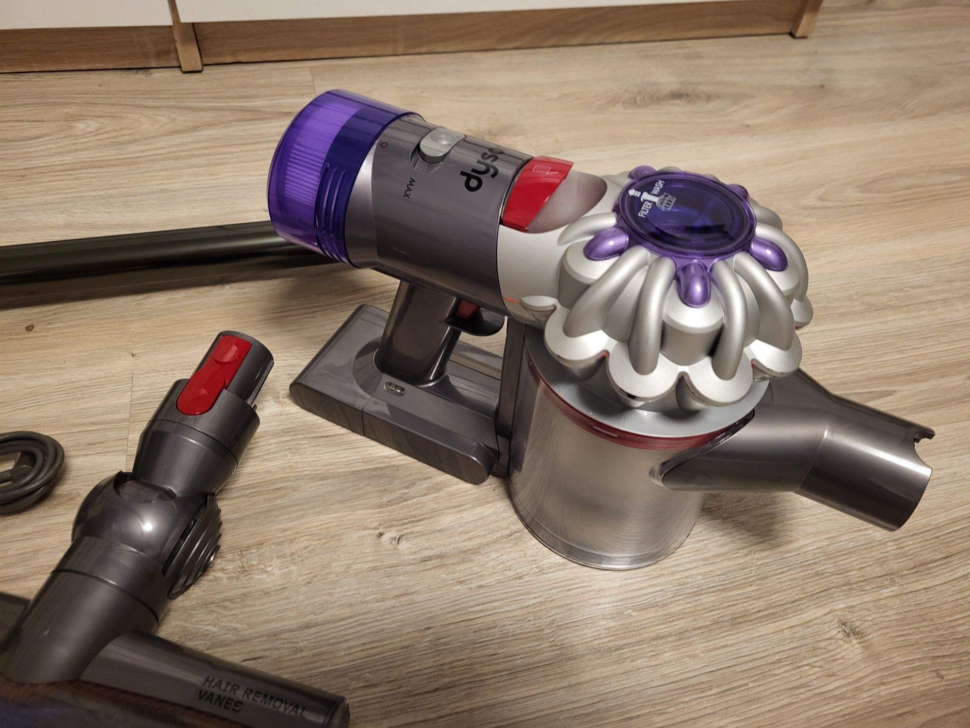 Odkurzacz Dyson v8 absolute bezprzewodowy pionowy Nowy model Ładny