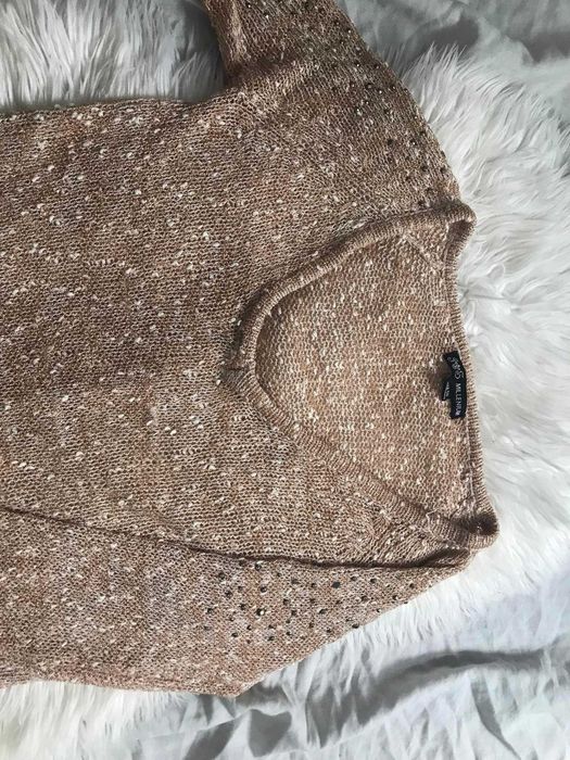 Camisola de malha com brilhantes e detalhe de lantejoulas nos ombros