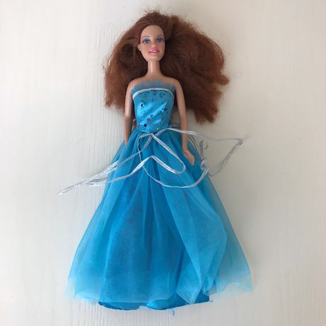 Кукла Барби в синем платье.