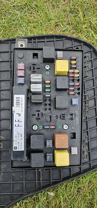 Skrzynka Bezpiecznikow Opel Astra H 1.6 twinport