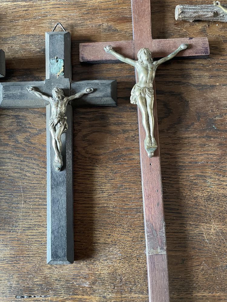 Crucifixos em madeira com Cristo em metal