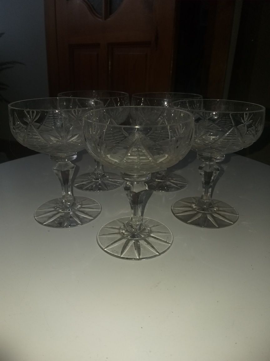 Trzy szklane bardzo stare solniczki i 5 kryształowych szamponierek