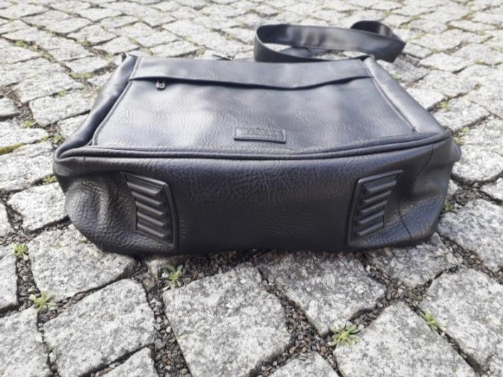 Torebka listonoszka czarna z skóry ekologicznej