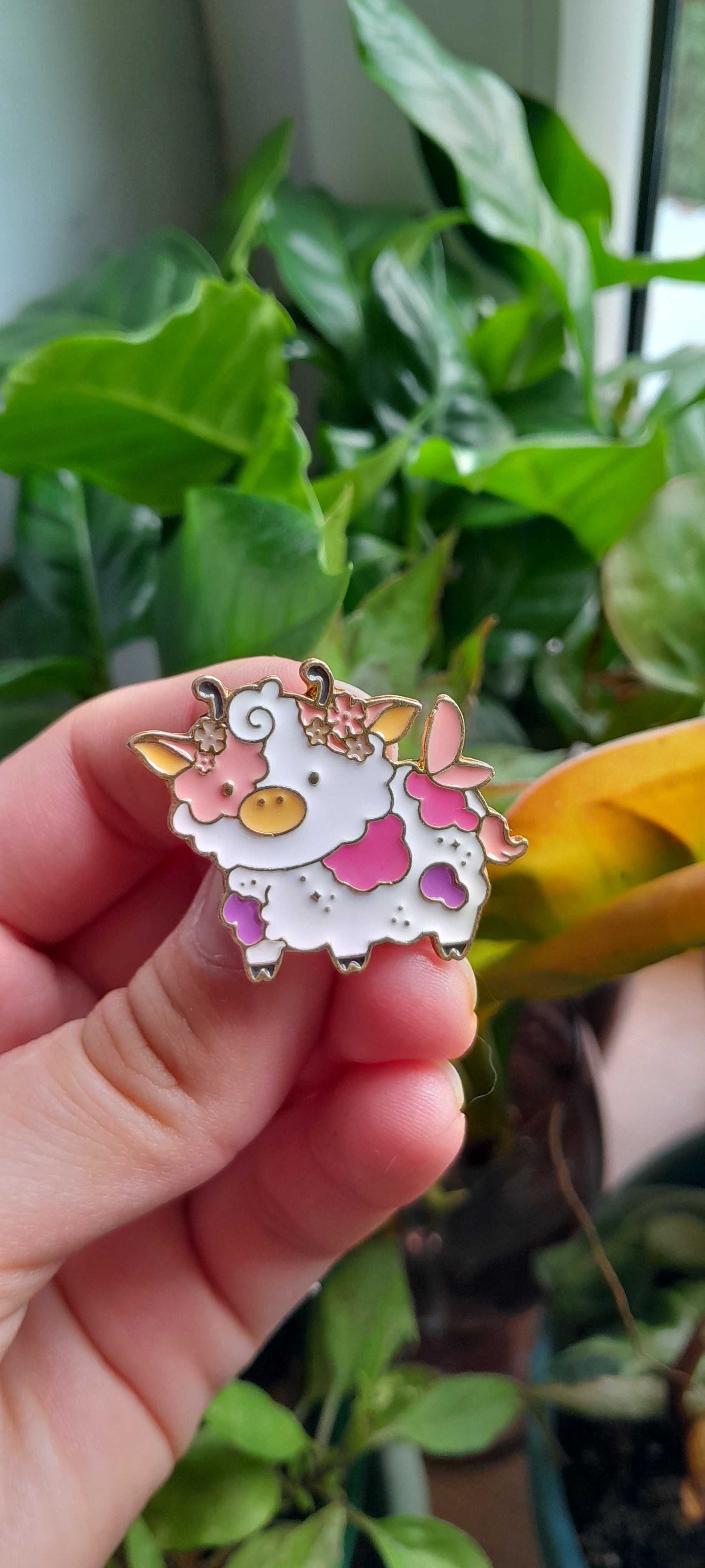 Pin przypinka krówka krowa cow fairy wróżka witch cottage