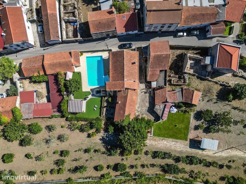 Propriedade com duas casas de habitação, piscina e terreno rústico com