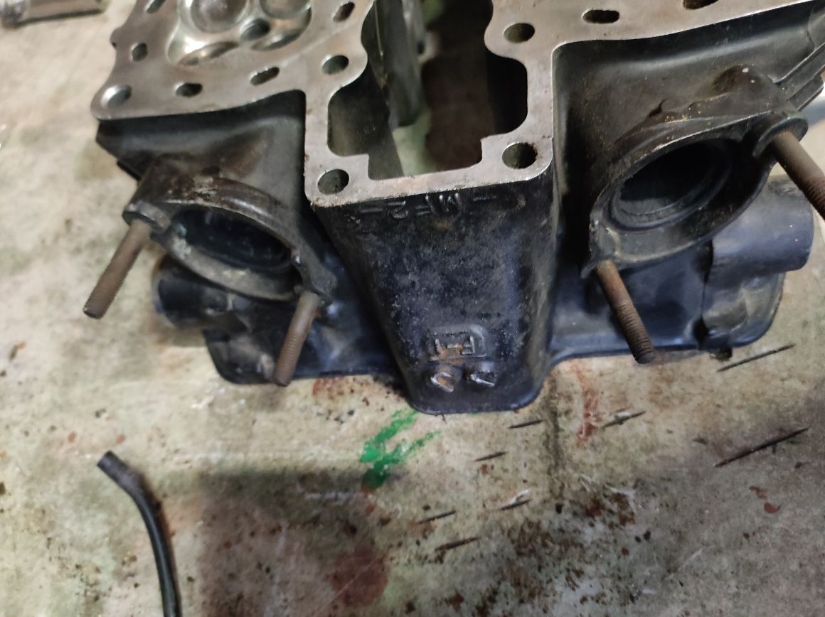 Glowica honda vf500f przednia